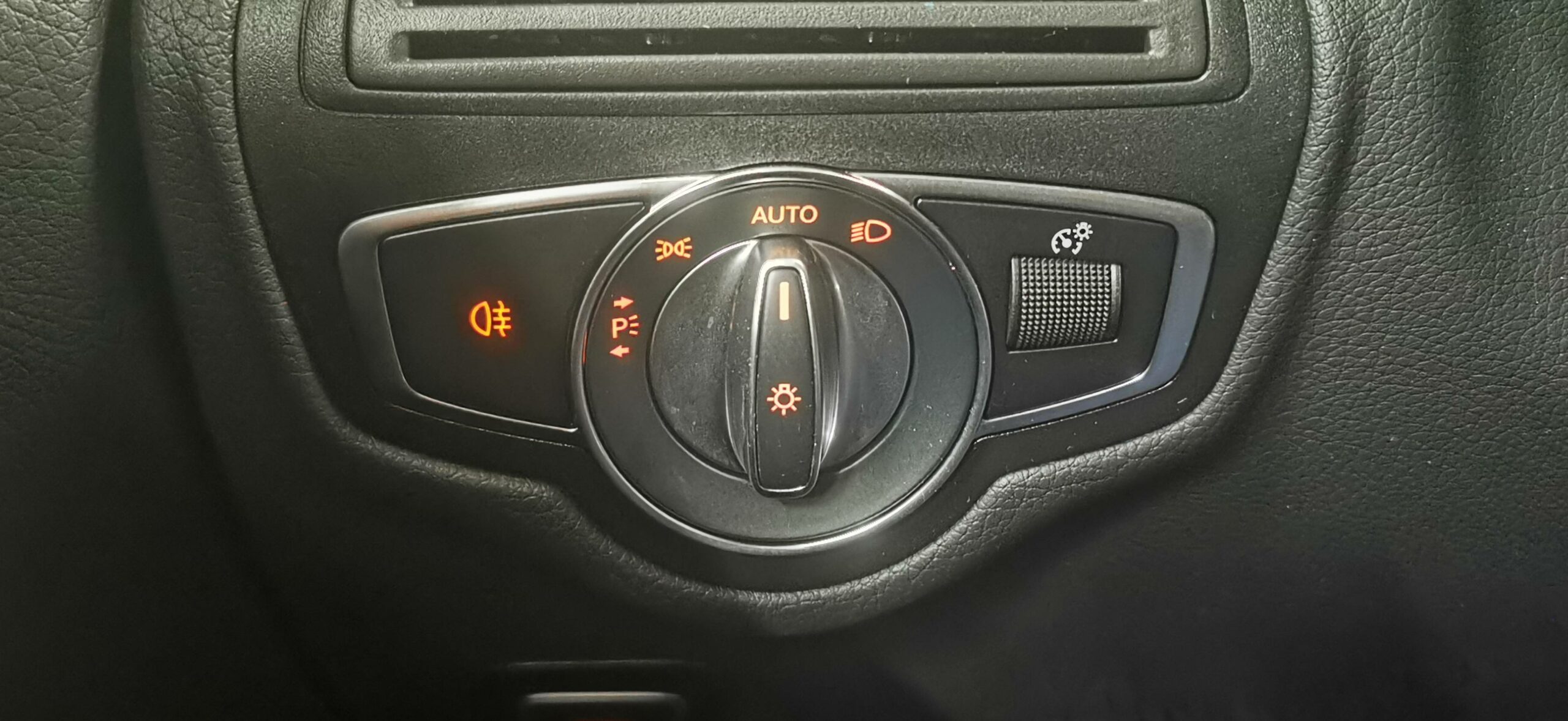 mercedes_glc-300-e-eq-power-9g-tronic-4matic_business-line_37